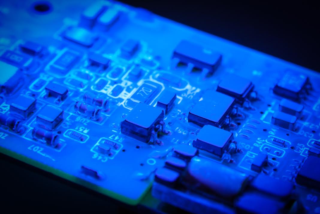 紫外線燈用于PCB線路板三防漆涂覆效果檢測中的應用
